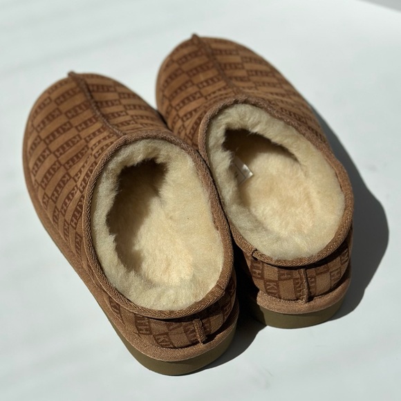 KITH Kithmas Monogrammed Shearling Slippers NWOT - Picture 2 of 8